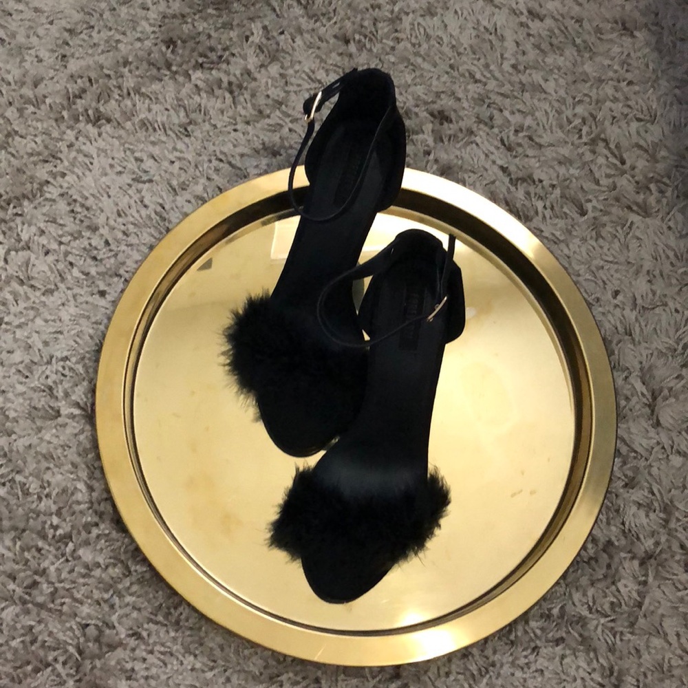 Beautiful never worn fluffy black heels!